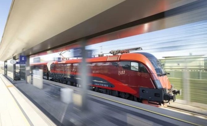 ÖBB Zug im Bahnhof_239668.jpg