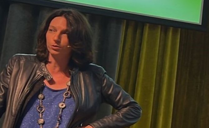Sophie Massin presenting